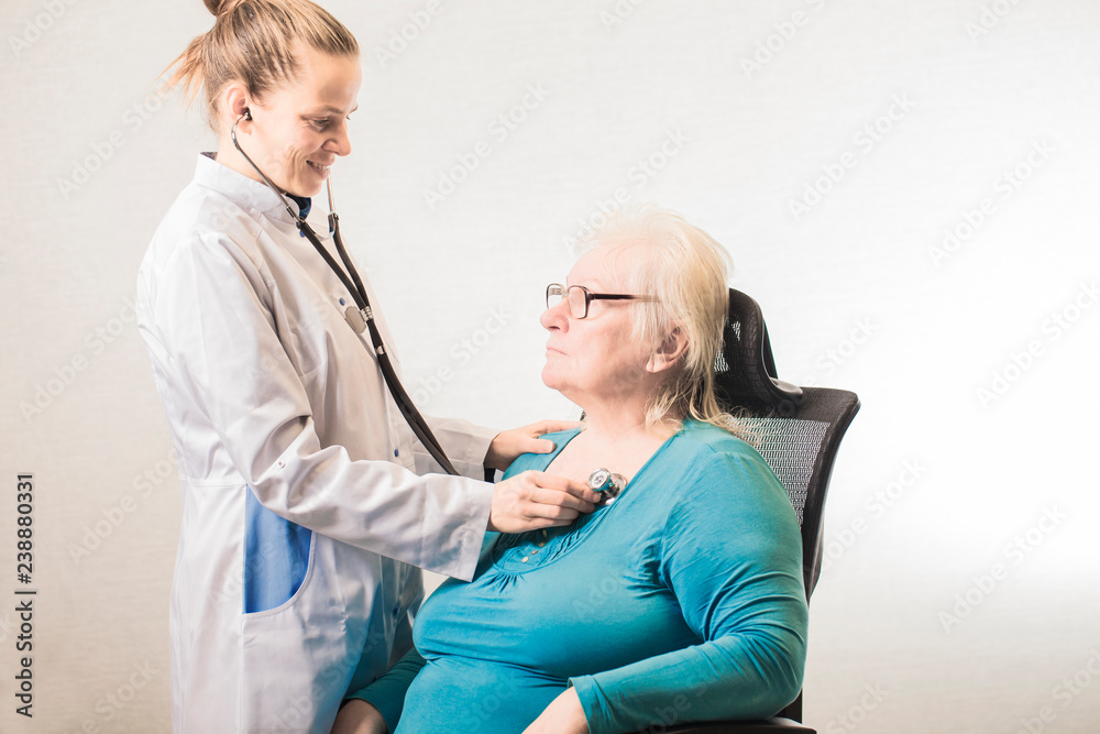 Obraz premium elderly woman at the doctor home