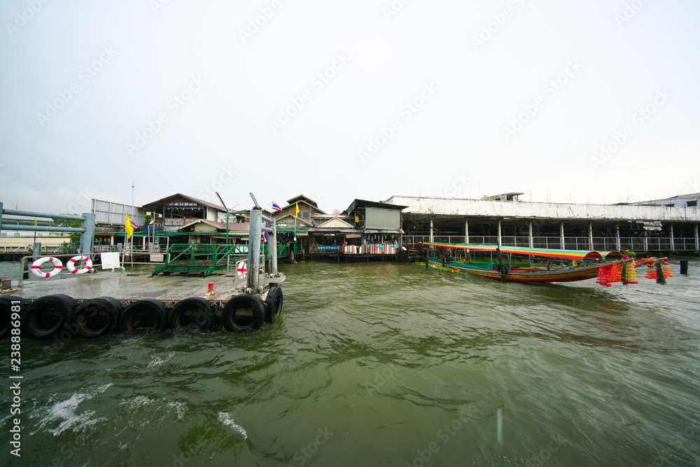 Obraz premium Bangkok,Thailand-December 8, 2018: Tha Tian Ferry Boat Pier at Chao Phraya river in Bangkok, Thailand 