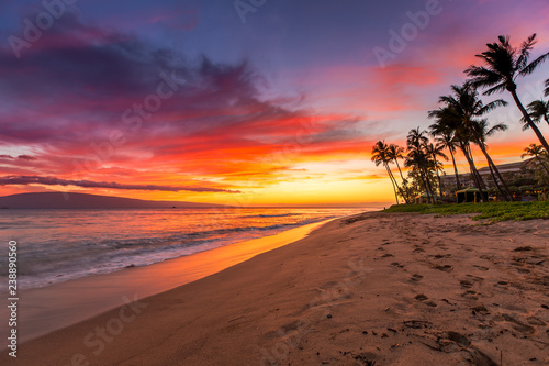 Kaanapali Beach na Maui na Hawajach o zachodzie słońca