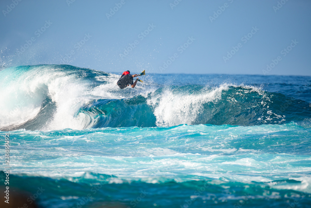 Obraz premium surfer in action on a big wave, lanzarote