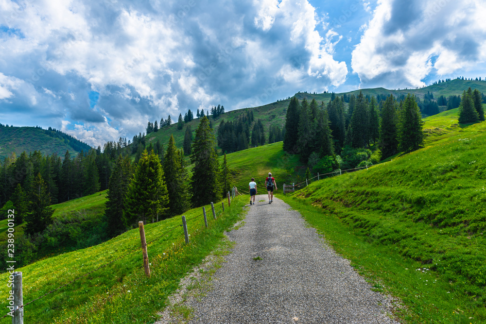 Wanderweg zwei Bergwanderer in den Allgäuer Alpen