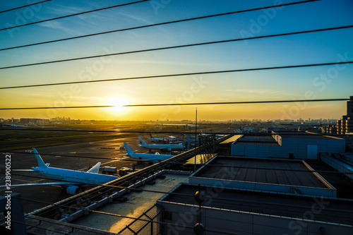 羽田空港の展望台と夕暮れ