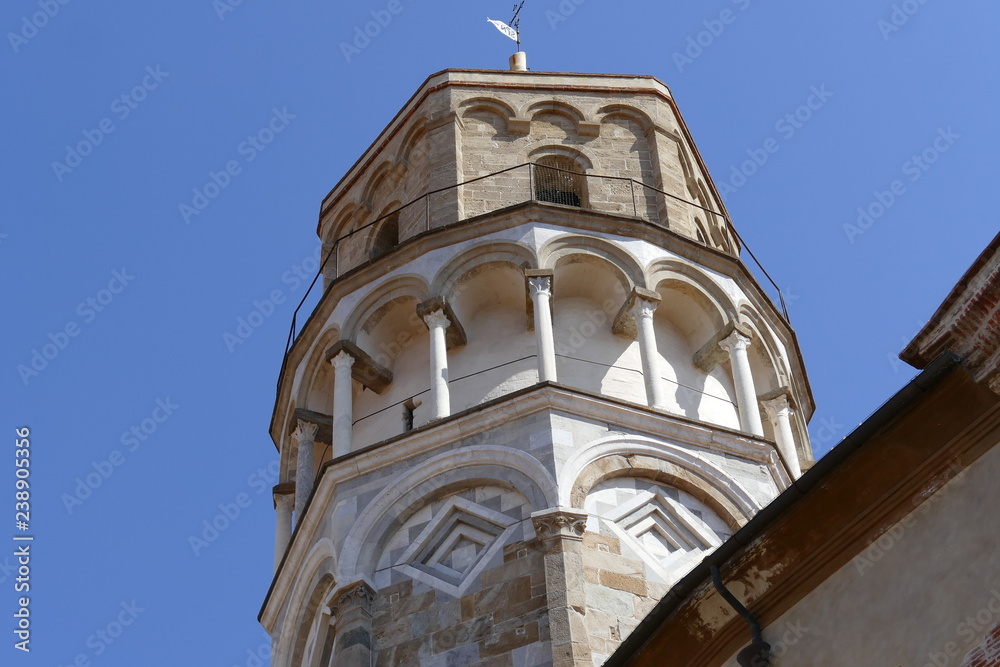 Fototapeta premium Pisa - campanile ottagonale pendente della Chiesa di San Nicola