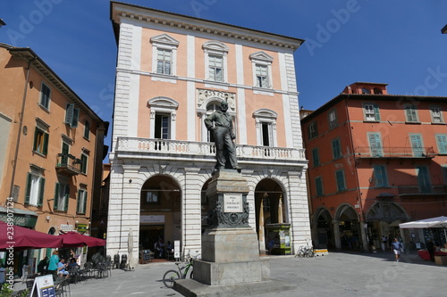 Foto Pisa - statua in Piazza Garibaldi