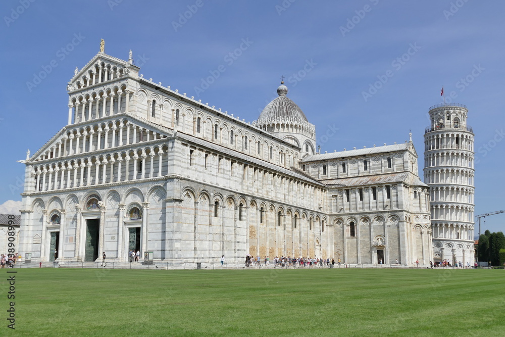 Pisa - Duomo di Santa Maria Assunta e Torre pendente in piazza dei Miracoli  