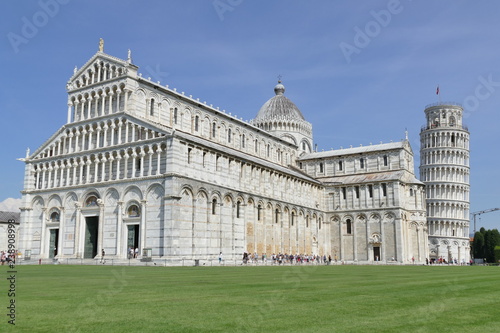 Pisa - Duomo di Santa Maria Assunta e Torre pendente in piazza dei Miracoli   photo