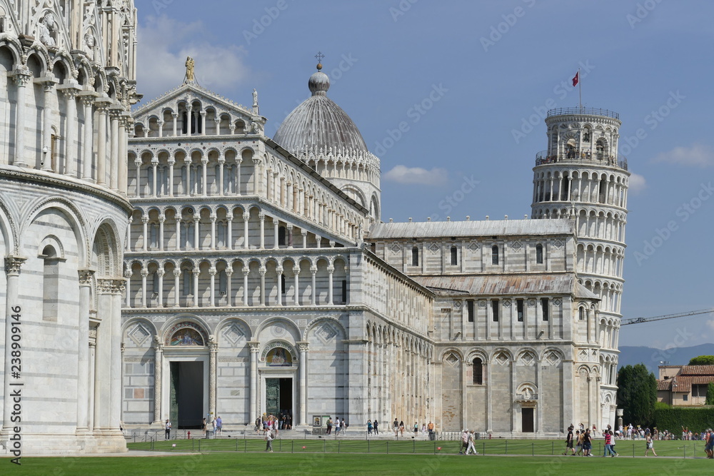 Pisa - panorama di piazza dei Miracoli