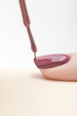 Leinwandbilder Nagelstudio Lila Nagellack auf grauem Hintergrund  © LIGHTFIELD STUDIOS