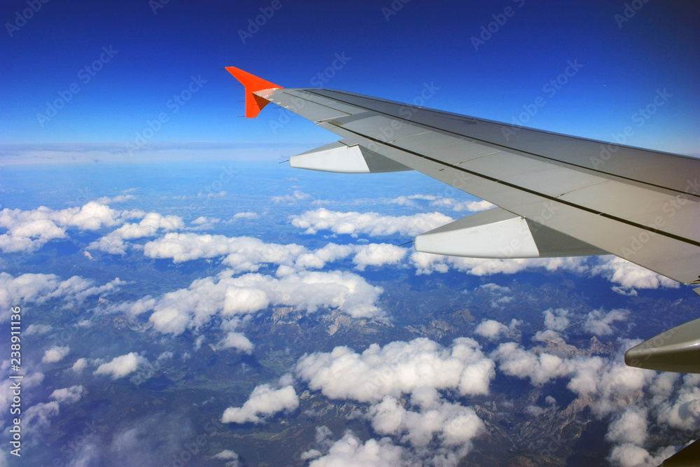 Fototapeta premium Airplane wing in the blue sky