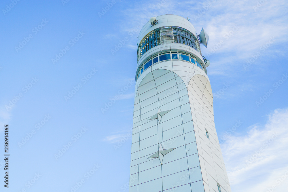 横浜港シンボルタワーの階段と青空