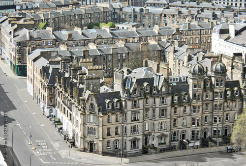 scozia città inghilterra veduta drone panorama turismo viaggi cittadina vecchio storia arte cultura fotografia tetti strada case sole parco urbano vita 