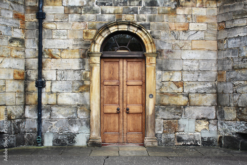PORTONE PORTA RELAX VIAGGIO TURISMO FACCIATA PIETRE ITALIA MONDO LEGNO AFFASCINANTE MATTONI RUSTICO ARCHITETTURA VINTAGE ARCO ANTICO FRONTE CHIUSO CANCELLO DETTAGLIO 