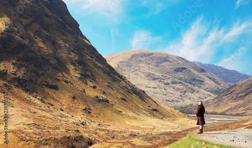 MONTAGNE SCOZIA CIELO MONTAGNE NATURA AZZURRO DESERTO PAESAGGIO PANORAMA CIME VALLATA PARCO ERBA SCOZZESE ARTE CULTURA TURISMO VIAGGIARE VEDUTA KILT PITTORE QUADRO BELLA FOTO 
