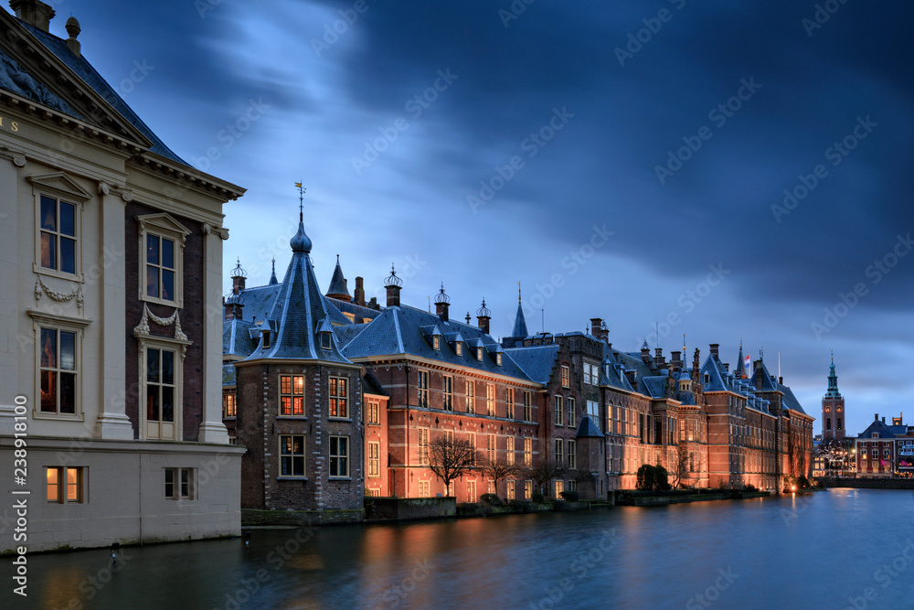 Obraz premium illuminated Dutch parliament buildings in The Hague