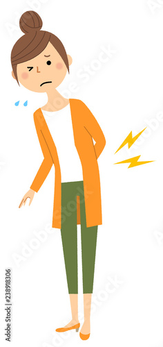 若い女性　ママ　腰痛