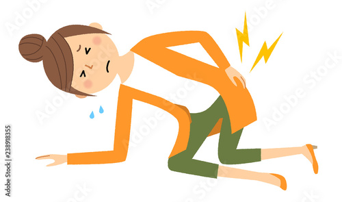 若い女性　ママ　腰痛