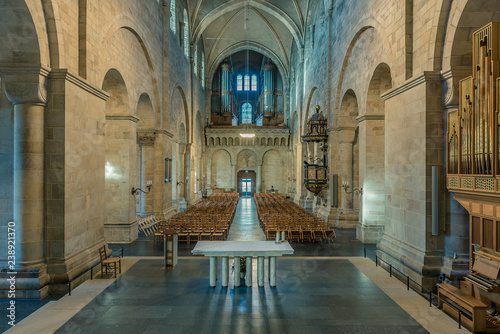Fotografie the nave of the romanesque cathedral in Lund Sweden
