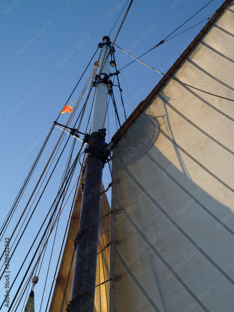 Fototapeta premium Mastspitze eines Plattbodenschiffes