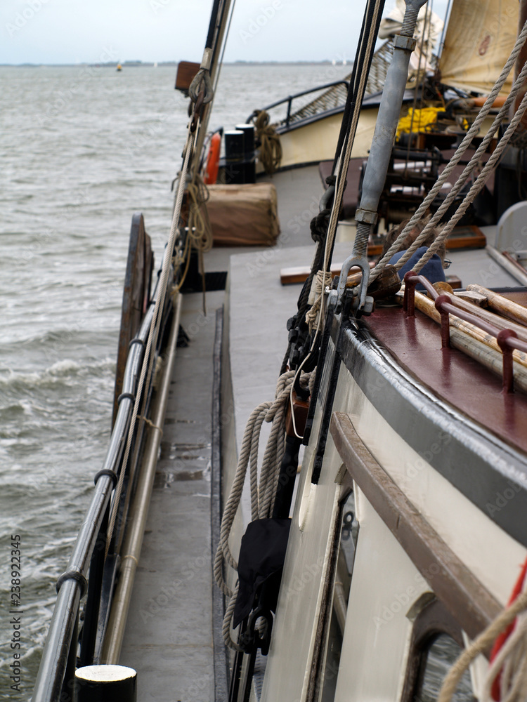 Segelboot auf offener See