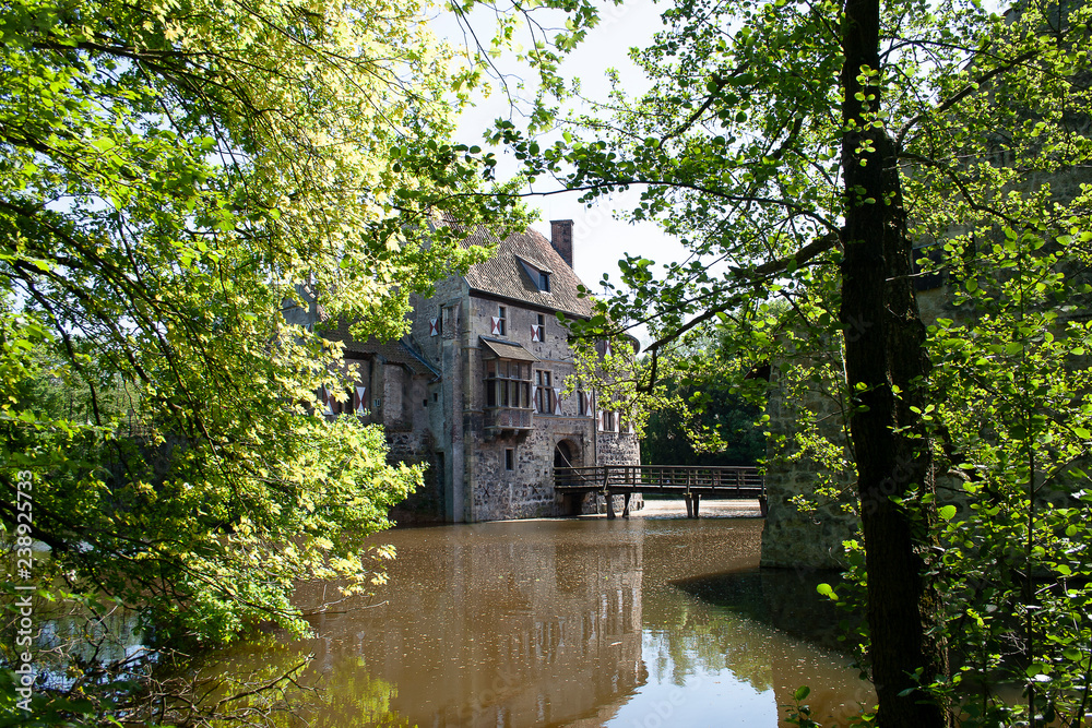 Wassersburg im Wald