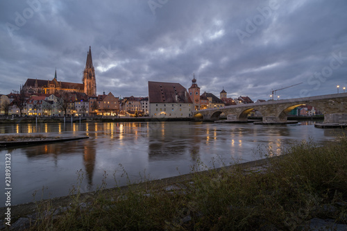 Stadt Regensburg gespiegelt in der Donau