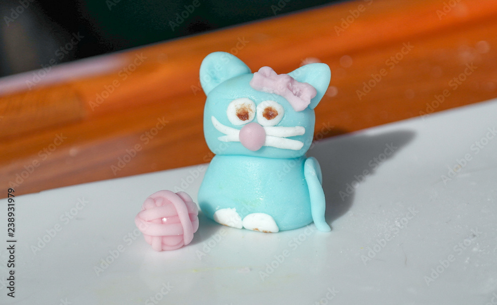 Chat Et Sa Pelote De Laine Topping Cupcake En Pate A Sucre De Modelage Objets Detoures Stock Photo Adobe Stock Chat Et Sa Pelote De Laine Topping Cupcake En Pate A Sucre De Modelage Objets Detoures Stock Photo Adobe Stock