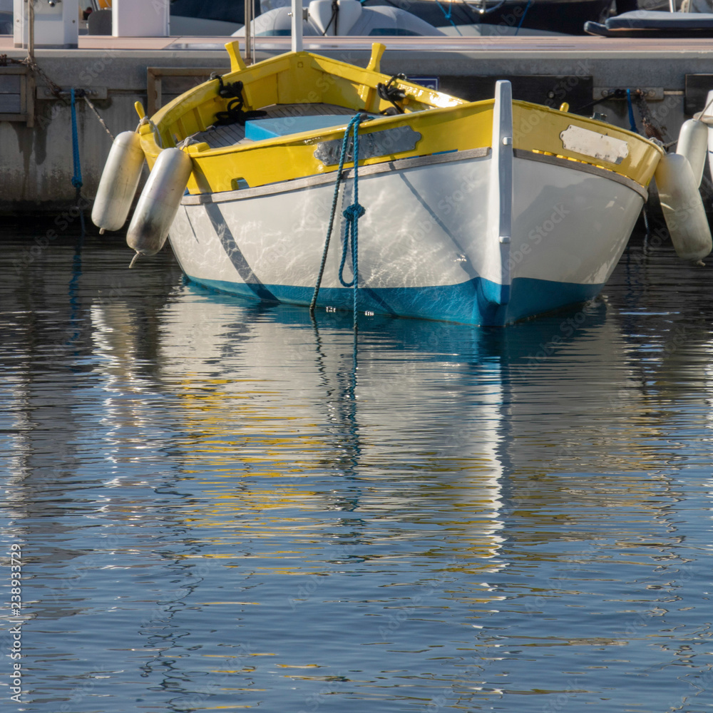 Bateau de pêche ancien et traditionnel type pointu provençal bleu ...