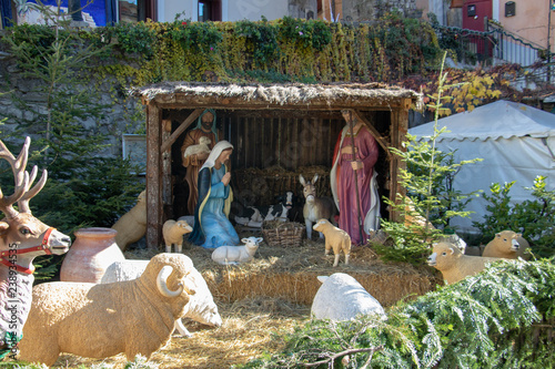 Foto Nativité dans une crèche de noël géante, Lucéram Peïra Cava Alpes-Maritimes Côte