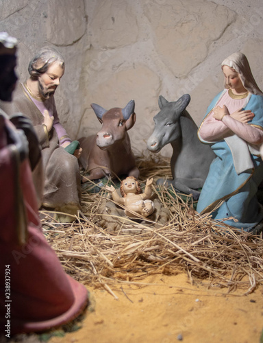 Bild auf Leinwand Crèche de noël en Provence avec des santons de Provence  la Sainte Famille dans
