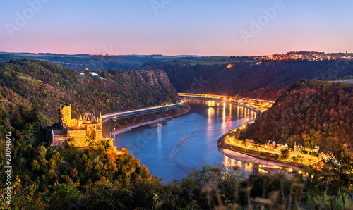 Foto View of Katz Castle and the Rhine in the night. Germany
