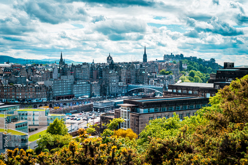View to the city of Edinburgh with its historic houses and alleyways, Scotland © Thomas Jastram