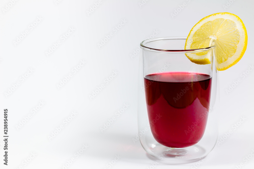 Heiße Zitrone, Erkältungstee im Glas mit Zitrone Heiße Zitrone, Erkältungstee im Glas mit Zitrone