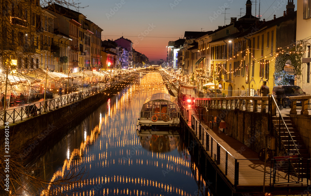 Fototapeta premium Świąteczne lampki na naviglio w Mediolanie