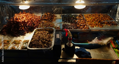 Garküche mit Spezialitäten auf einem Nachtmarkt