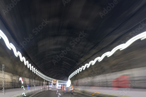 高速道路福島トンネル内下り線でおどるライト