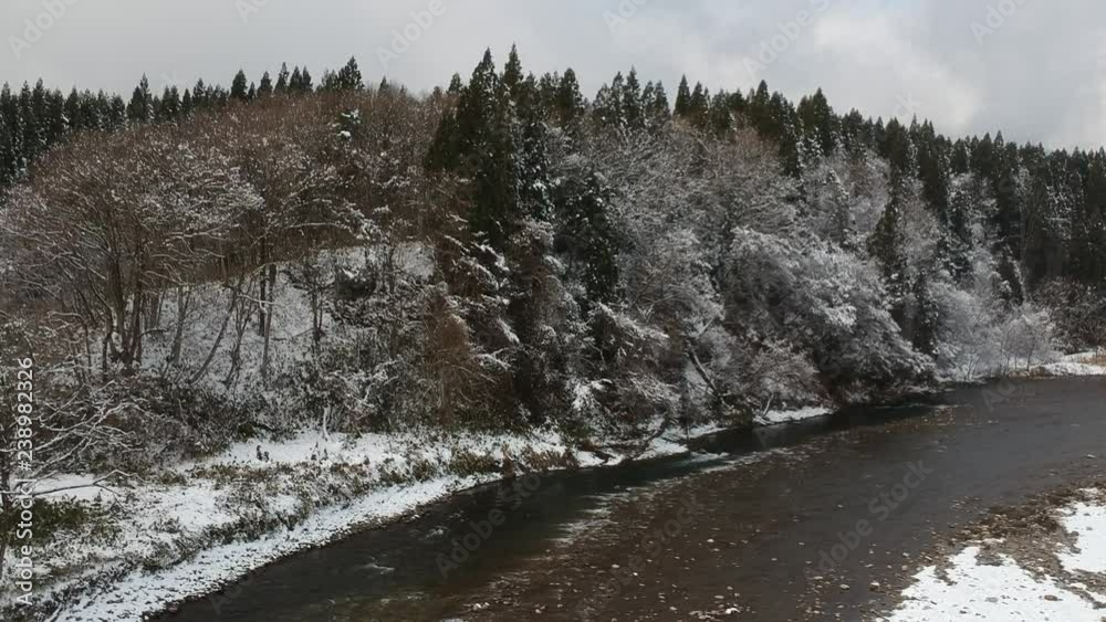 空撮 冬の秋田県 雪景色 山奥 川 自然風景 空撮 冬の秋田県 雪景色 山奥 川 自然風景
