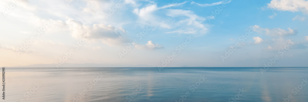 Fototapeta Jasny piękny pejzaż morski, piaszczysta plaża, chmury odbite w wodzie, naturalne minimalistyczne tło i tekstura, transparent widok panoramiczny