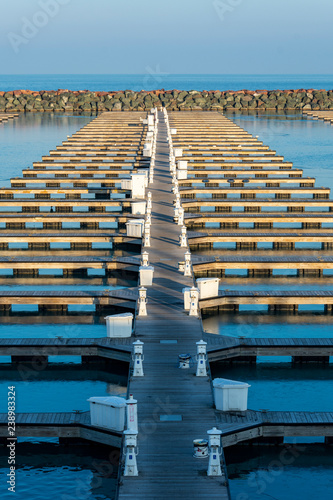Photo Rows of empty boat docks
