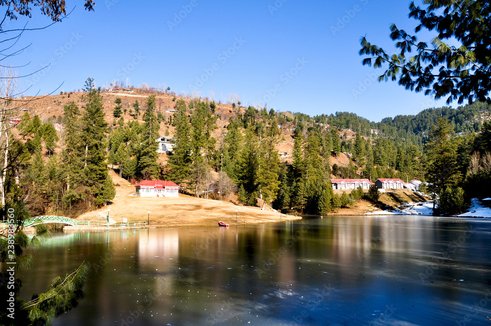 Obraz premium A beautiful view of the Banjosa lake during winter
