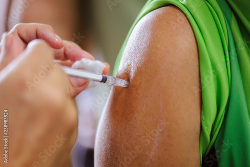 Medical staff vaccinated against influenza to the public at arms : Concept treatment and prevention.
