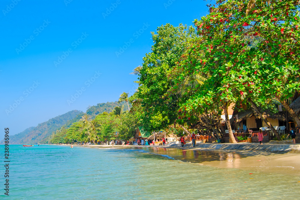 Fototapeta premium White Sand Beach. Koh Chang. Thailand