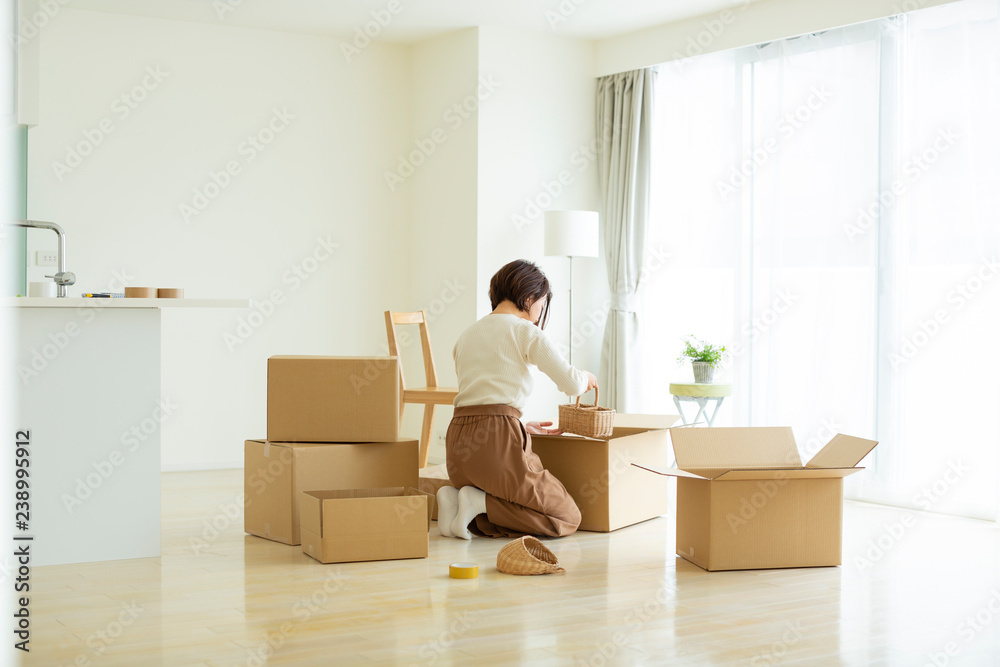 引越し作業中の女性 引越し作業中の女性