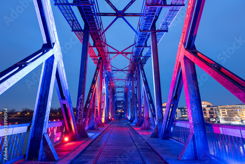 Beleuchtete Eisenbahnbrücke