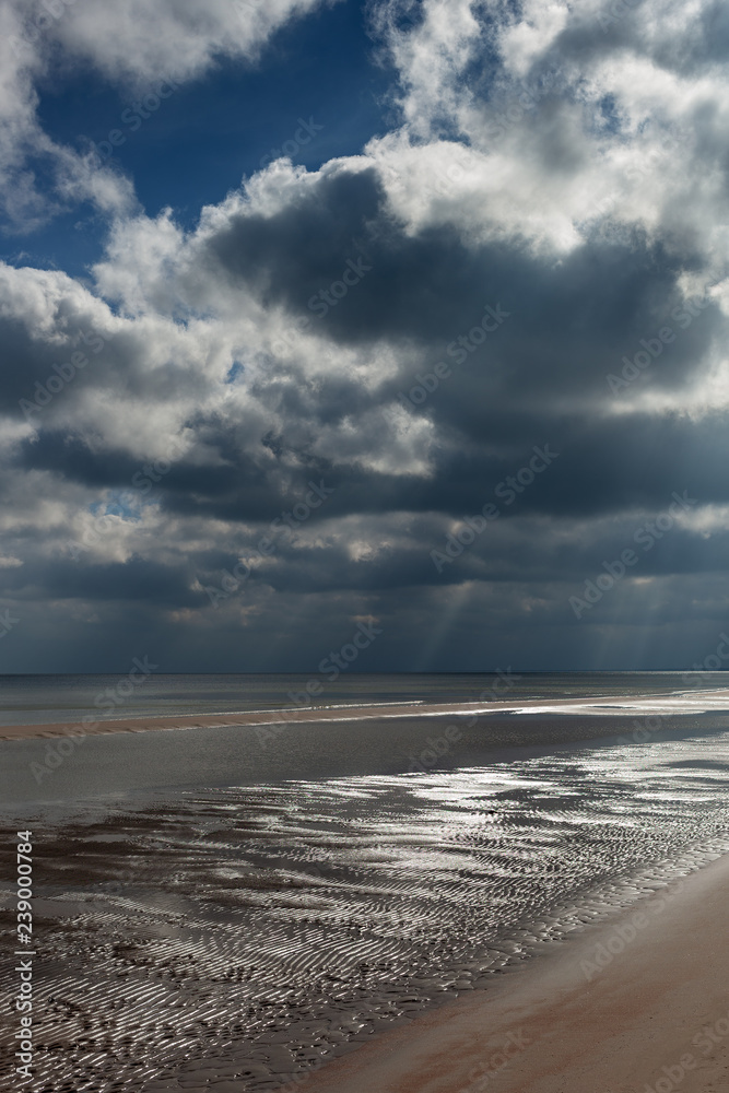 Obraz premium Cloudy summer day by Baltic sea.