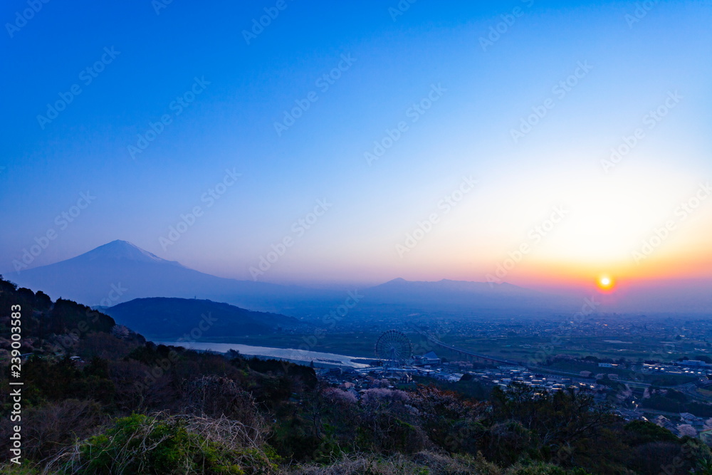 富士山と日の出、静岡県富士市にて