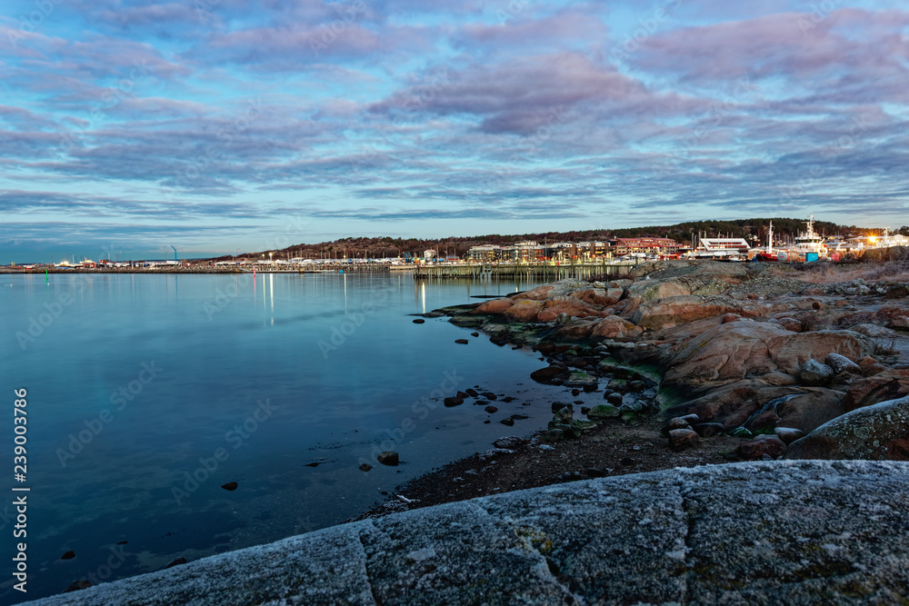 Obraz premium Sunrise an early morning in Fiskebäck's small boat and fishing port