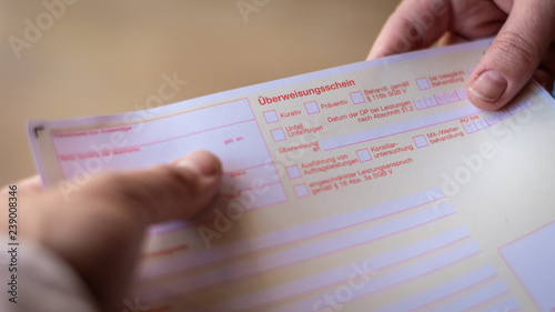 Canvastavla Arzt übergibt Überweisungsschein