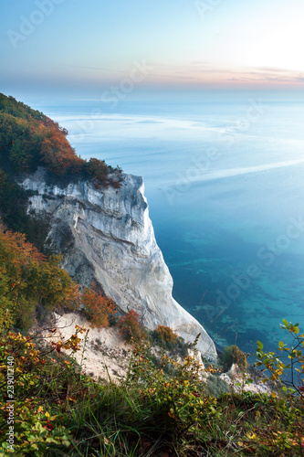 Kreidefelsen in der Dämmerung vor Sonenaufgang bei Möns Klint