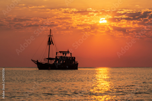 Silhouette eines Piratenschiffs vor einem Sonnenaufgang in der Bucht von Kolymbia