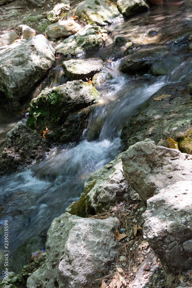 kleiner Wasserfall zwischen Steinen in einem Bach in Seven Springs kleiner Wasserfall zwischen Steinen in einem Bach in Seven Springs